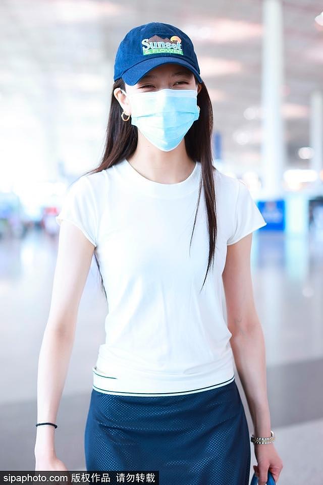 宋妍霏穿白 T 恤搭配深色长裙现身机场 大方露笑颜心情好 - 3