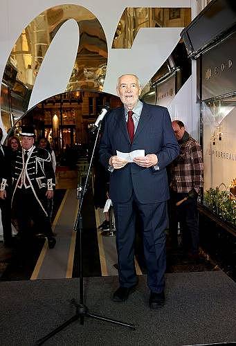 献礼007詹姆斯・邦德60周年，欧米茄为英国伦敦奢华百货伯灵顿拱廊打造圣诞时钟装置 - 3