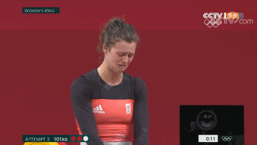 比利时小姑娘抓举失败泪洒赛场 边哭边向观众挥手 - 1