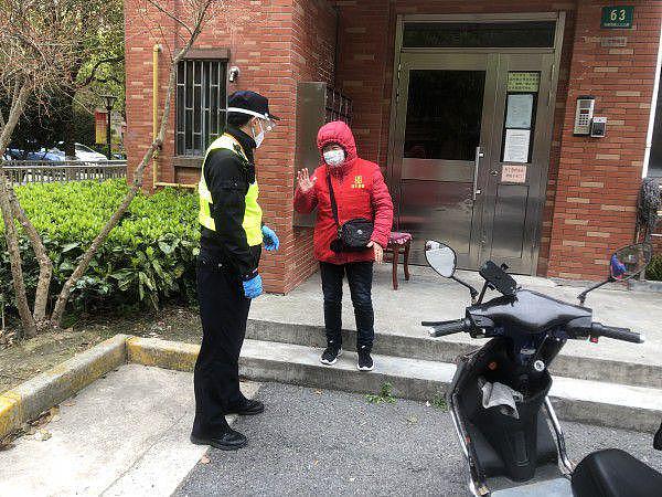 上海居民骑单车出小区被警方拦停处罚：想外出购物 - 2
