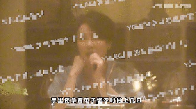 52 岁王菲聚餐在室内抽烟 被 15 岁女儿李嫣冷淡对待 - 1