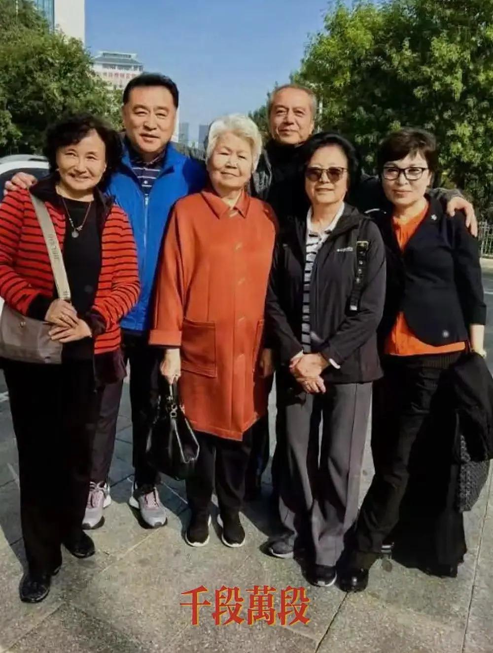 张宏民分享央视退休主持人聚会照，76 岁邢质斌满头白发气色佳 - 2