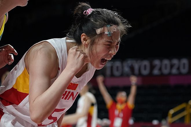 中国女篮拼字当头 王思雨血流不止3分钟重返赛场