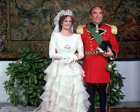 60岁朋克王妃穿长裙骑机车，20岁嫁54岁王子，儿子秃顶颜值成迷 - 5