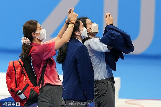 郭晶晶亮相东京奥运会跳水比赛现场 与运动员交谈笑意满满 - 1