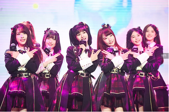AKB48 Team SH在盛典舞台上的表演很受年轻玩家欢迎
