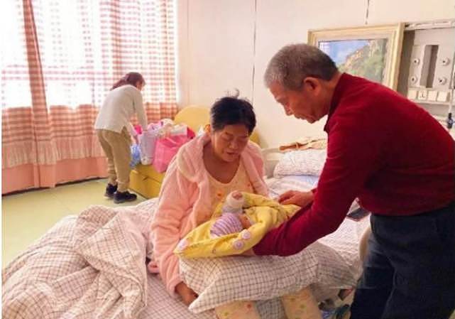 2019年，山东67岁老太太意外怀孕，顺利产下女婴，有人上门求秘方 - 13