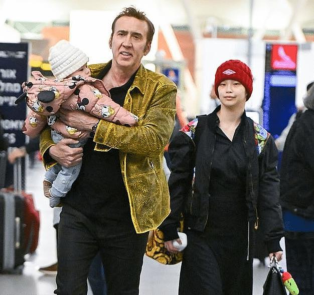 59 岁尼古拉斯 · 凯奇抱 1 岁女儿走机场，女儿十分活泼 - 9
