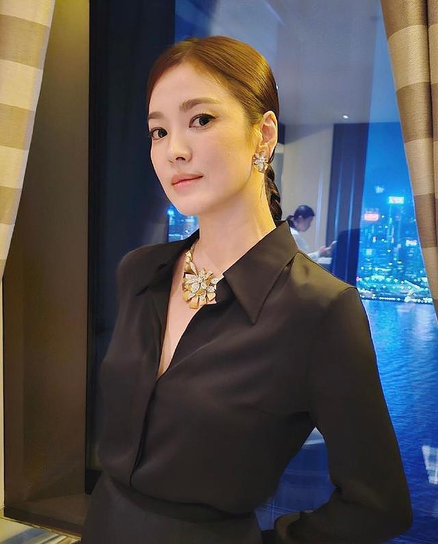 宋慧乔分享香港晚宴美照 黑色礼服裙妆容精致优雅迷人 - 1