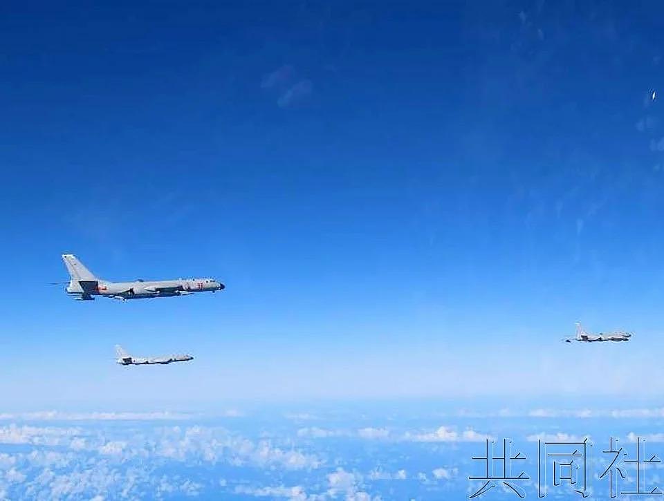 日本防卫省：中国 3 架轰炸机穿过冲绳本岛与宫古岛之间飞至太平洋上空 - 1