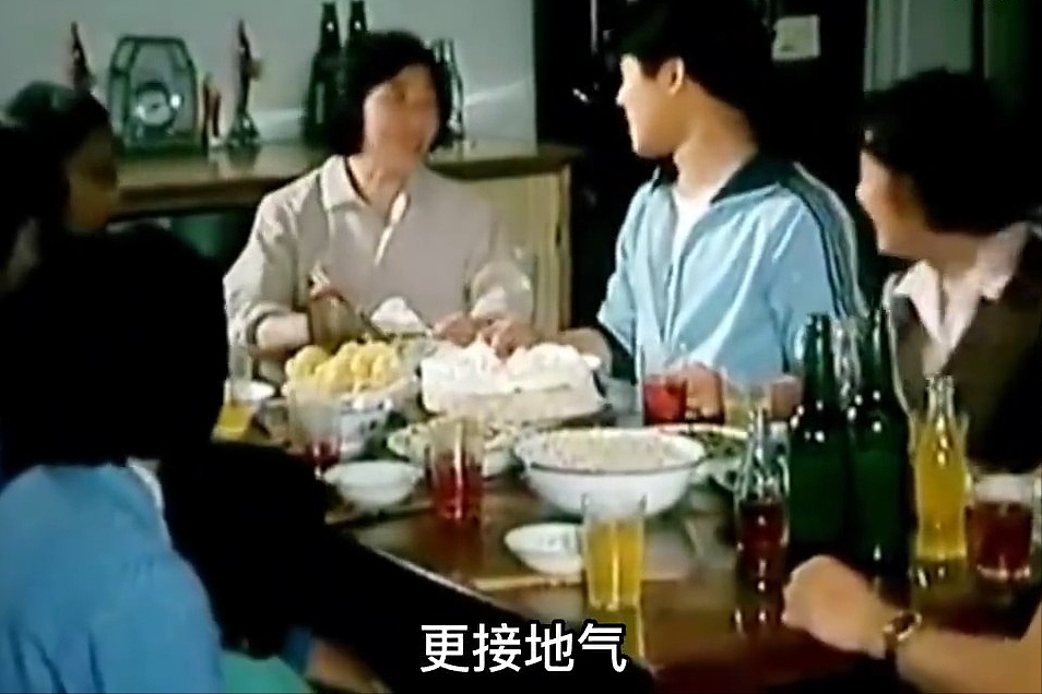 谢霆锋6岁时一家吃年夜饭视频疯传！山珍海味摆满桌，谢贤忙夹菜 - 5