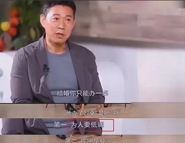 张丰毅36岁儿子张博宇罕露面，长发不扎胡子拉碴，大腹便便认不出 - 11