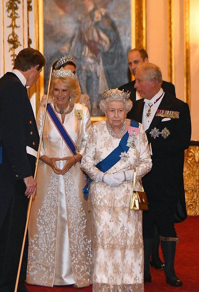 凯特王妃再戴珍珠泪皇冠，换条水晶纱裙更高级，这次美得闪耀全场 - 1