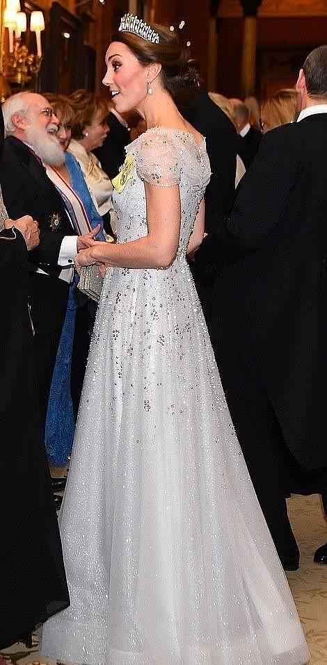 凯特王妃再戴珍珠泪皇冠，换条水晶纱裙更高级，这次美得闪耀全场 - 6