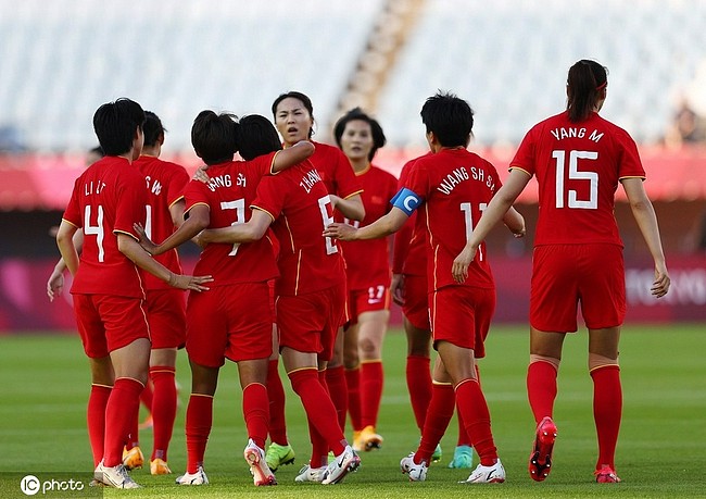 中国女足丢球！赞比亚球员高空作业 1-1追平比分 - 1