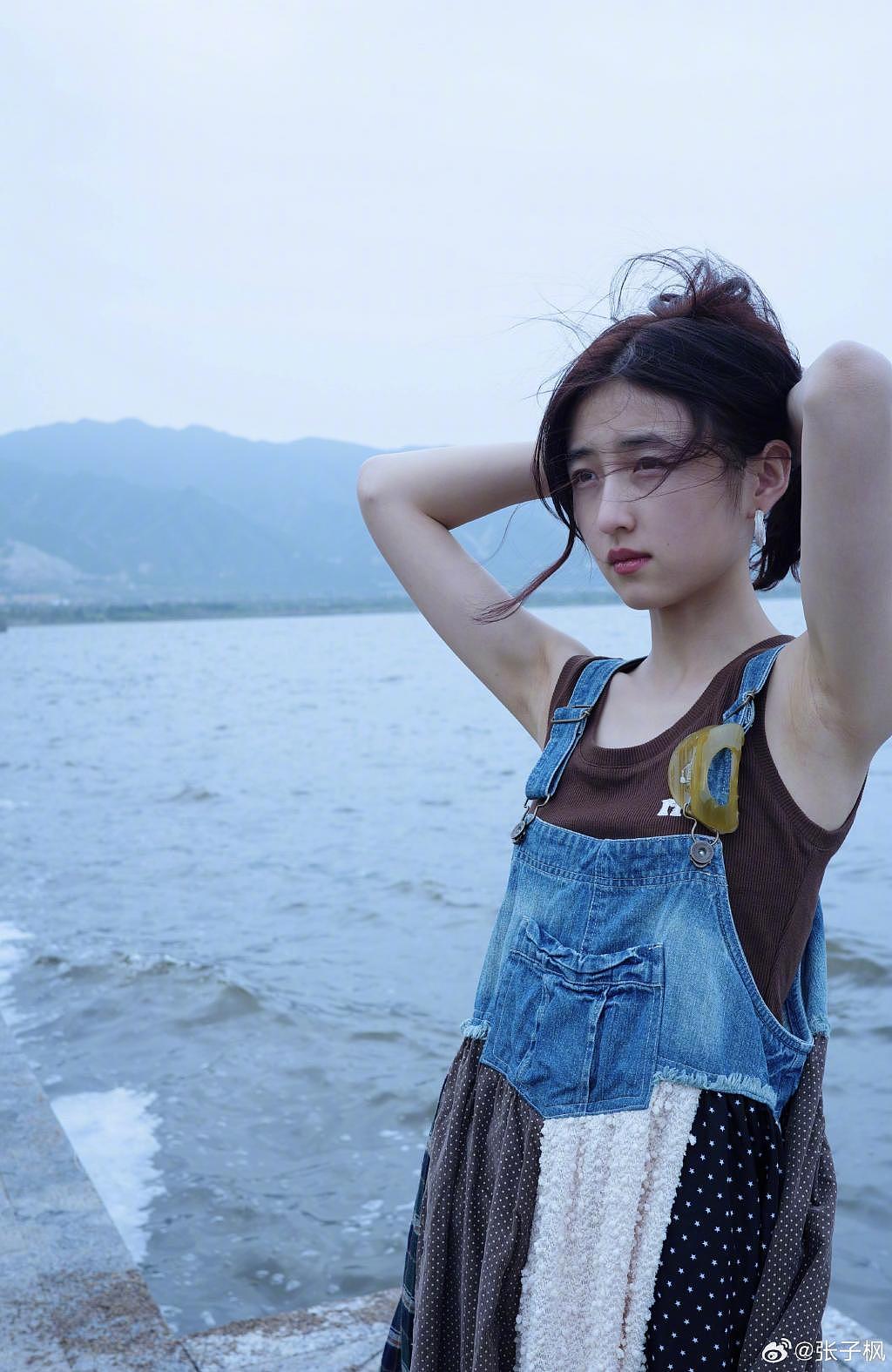 张子枫海边悠闲漫步 穿格纹裙尽显少女感 - 2