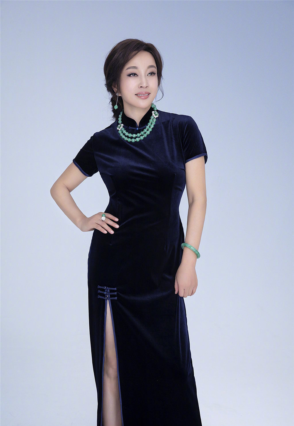 刘晓庆生图还挺能打，出席活动虽满脸油光，但穿珍珠裙气质却高级 - 4