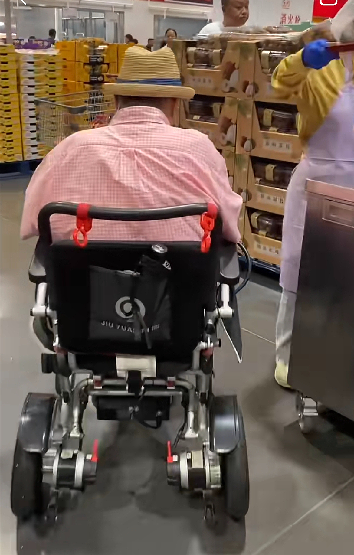 74岁洪金宝坐轮椅逛深圳超市！排队买披萨试吃解馋，减肥被打脸 - 2