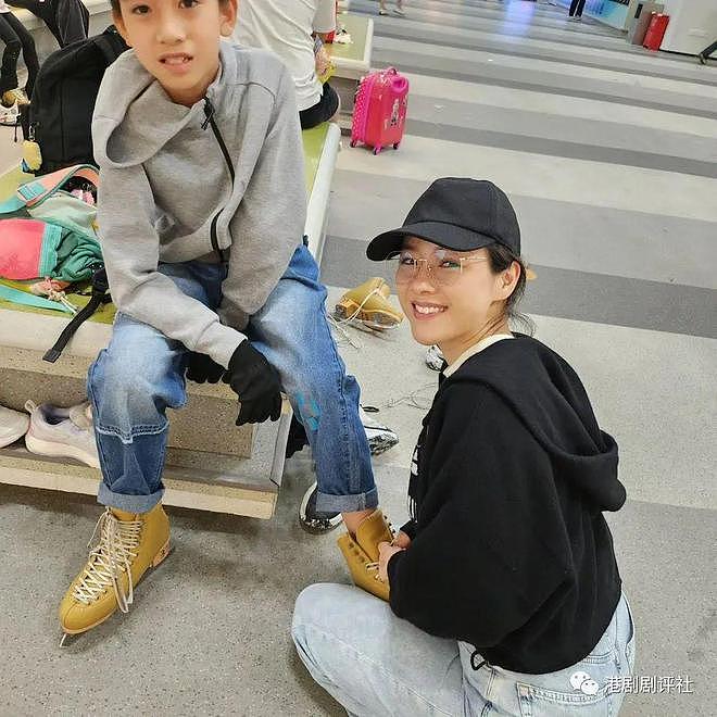 TVB 视帝与妻儿深圳坐地铁被偶遇，网友大赞他们低调又贴地 - 5