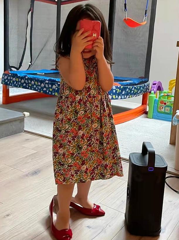 严屹宽 3 岁女儿偷穿高跟鞋 开心耍酷表情可爱 - 2