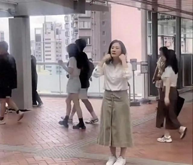香港知名女星突然复出，在地铁站拍节目气质独特获赞高知女神 - 3