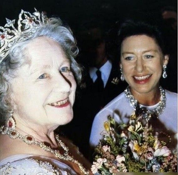 一岁一颗钻石：女王为母亲百岁寿辰庆生，100颗钻石的胸针表孝心 - 5