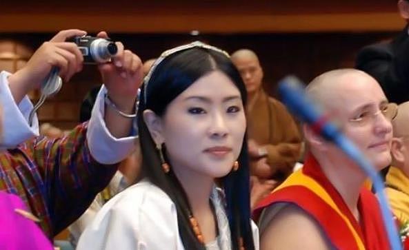诗丽吉一次戴俩王冠，儿媳只能戴假花，都不如不丹公主戴发箍惊艳 - 27