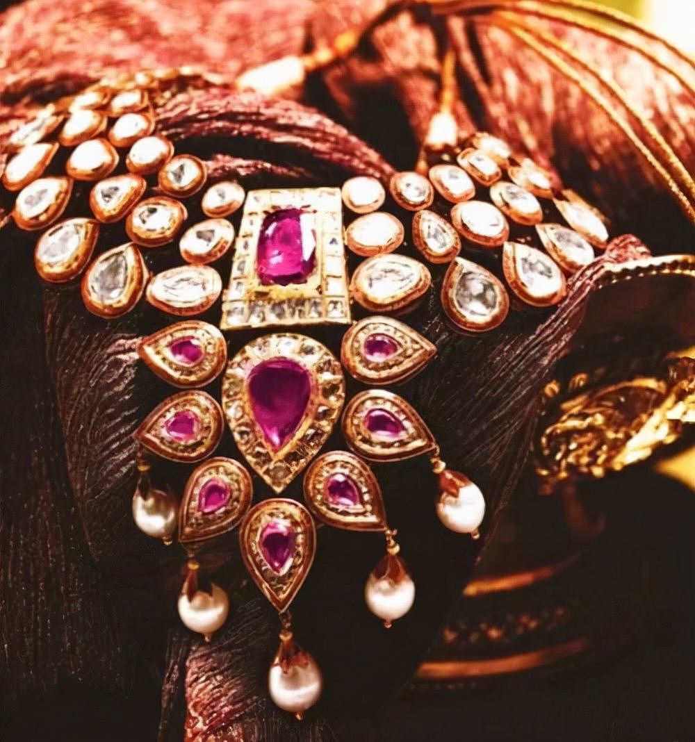 印度王妃：拥有300多件顶级珠宝，地毯镶着150万颗珍珠，一生奢靡 - 6