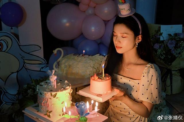 张婧仪分享 24 岁生日照 白色波点裙捧蛋糕许愿甜美可爱 - 1