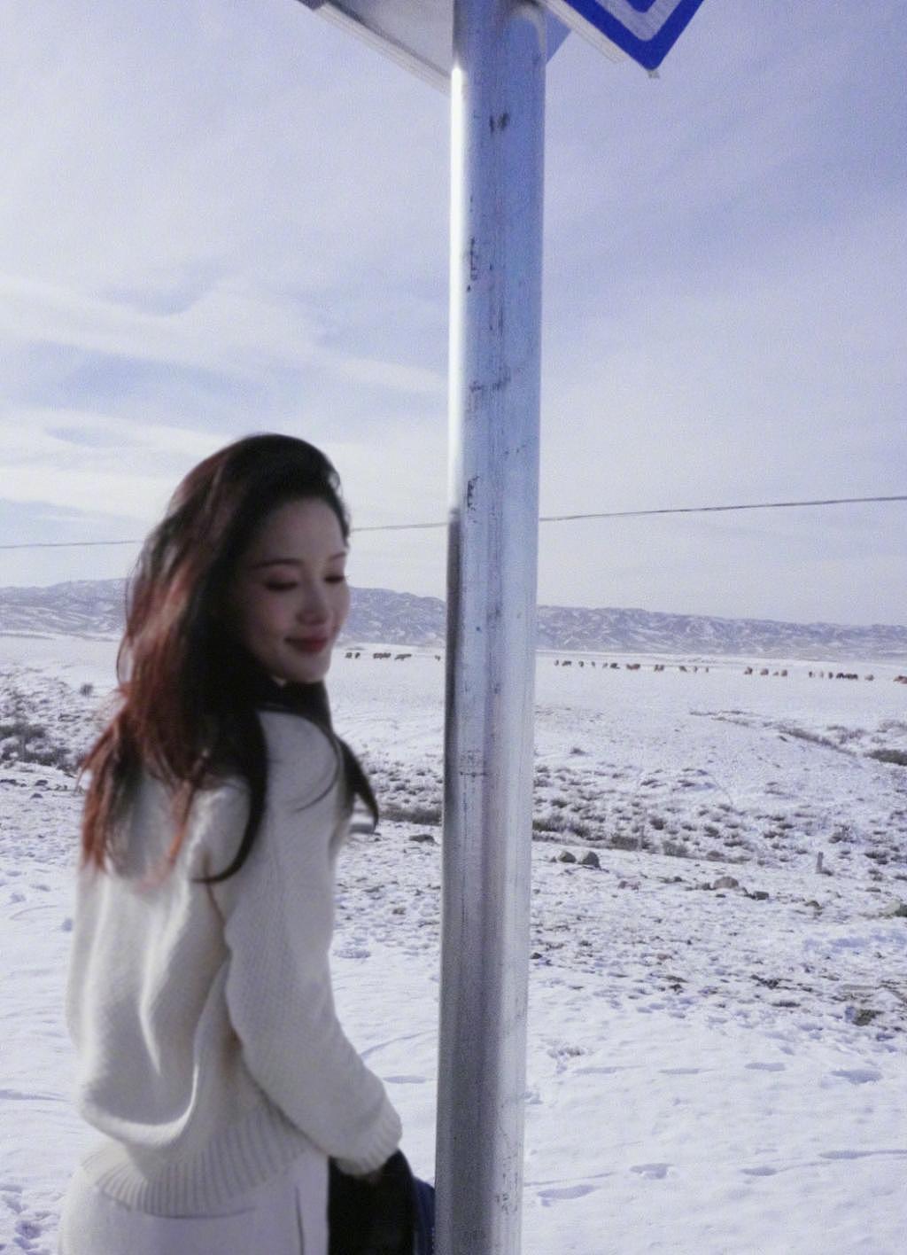 李沁穿白衣在雪地奔跑 笑容灿烂甜美 - 3