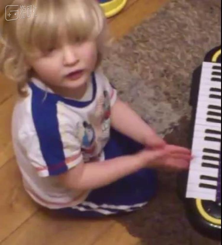 四岁时的小帕杰斯已经能够用玩具钢琴熟练弹奏《菲菲圆舞曲》的片段