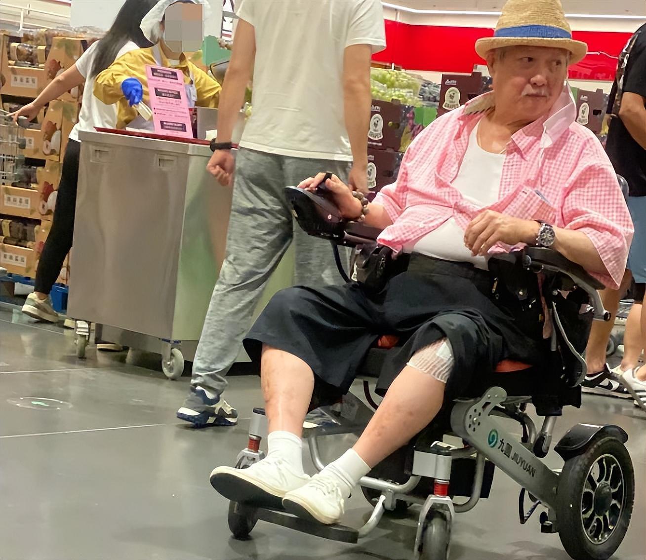 74岁洪金宝坐轮椅逛深圳超市！排队买披萨试吃解馋，减肥被打脸 - 7