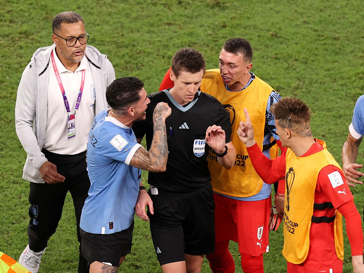 世界杯判罚解读：乌拉圭屡遭争议小组出局，赛后围堵裁判 - 2