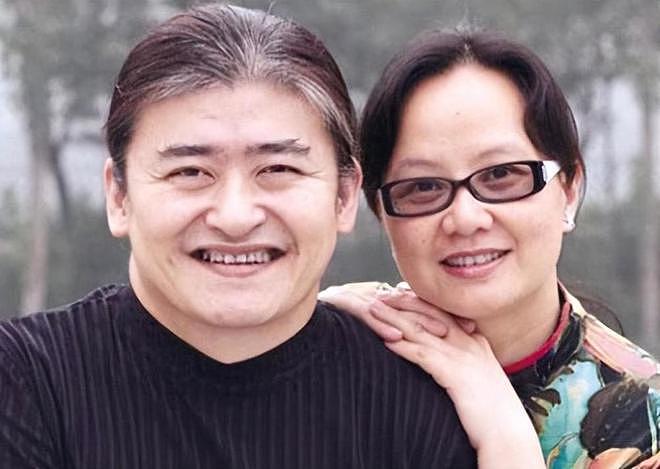 60 岁刘欢陪爱妻看球满头白发，付笛生夫妇也露面 - 5