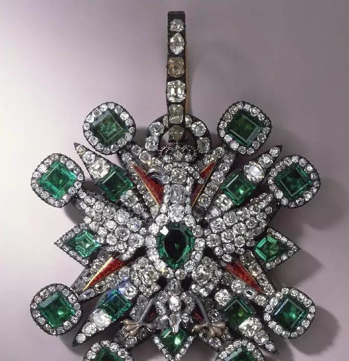 欧洲最大的珍宝馆，珍藏着无数珠宝，还把最大的天然绿钻收入囊中 - 2