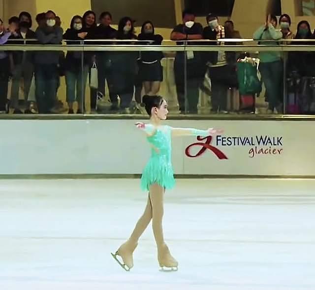 奥运冠军李小鹏 11 岁女儿奥莉好优秀，代表香港队比赛，摔倒仍淡定 - 10