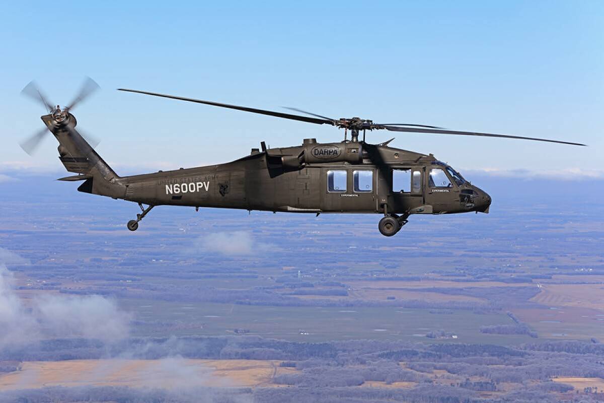 自主黑鹰直升机首次飞行，机上没有机组人员 - 1
