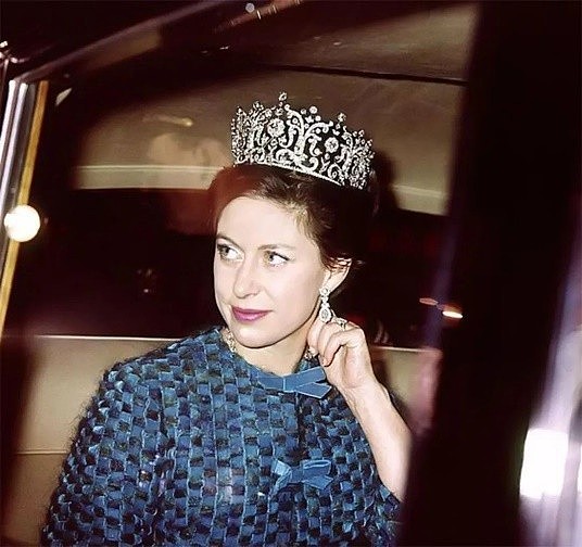欧洲王室王冠奢华高贵，日本皇室王冠几乎一个样，高仿上不了台面 - 5