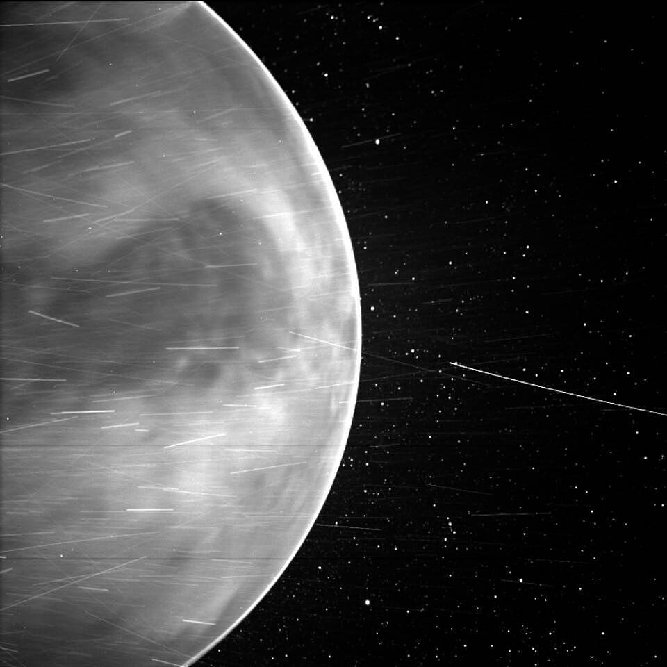 帕克太阳探测器捕捉到金星的第一张可见光图像 - 2