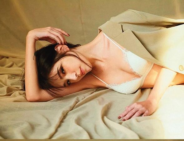 近日許瑋甯推出自創內衣品牌，還撩落去自己當模特兒，「當女人戀愛時」更見性感美豔。（翻攝自an-niversary IG）