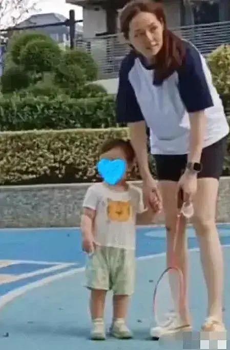 向佐郭碧婷带儿子打羽毛球 1 岁宝宝拿球拍好可爱 - 4