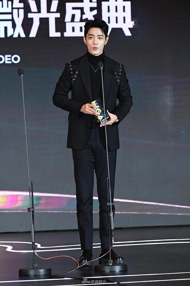 肖战获微博视界年度表现力演员后晒自拍 戴眼镜比耶超帅气 - 5