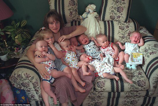 24年前，美国孕妇产下7胞胎轰动一时，如今已离开获赠511平的别墅 - 11