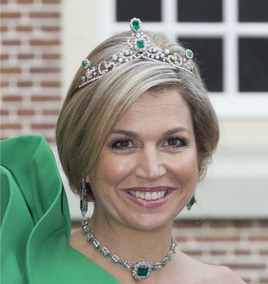 荷兰王后：人高马大气场足，撑得起王冠华服，奢华珠宝不输英女王 - 20