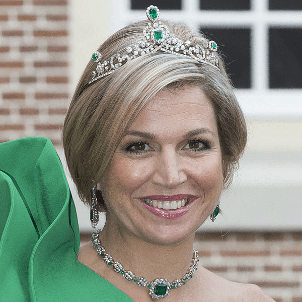 50岁荷兰王后有钱任性：珠宝王冠不重样的戴，奢华程度不输英女王 - 21