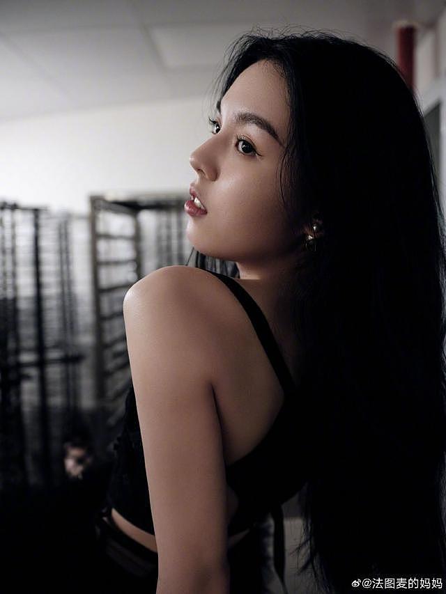 李咏 21 岁女儿首次公开活动 黑色露背裙身材线条优越 - 8