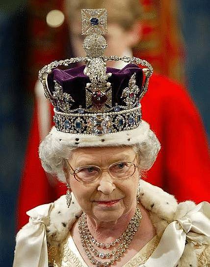 欲戴王冠必承其重：比利时王后头上别着几十个别针，头皮被扯出血 - 9