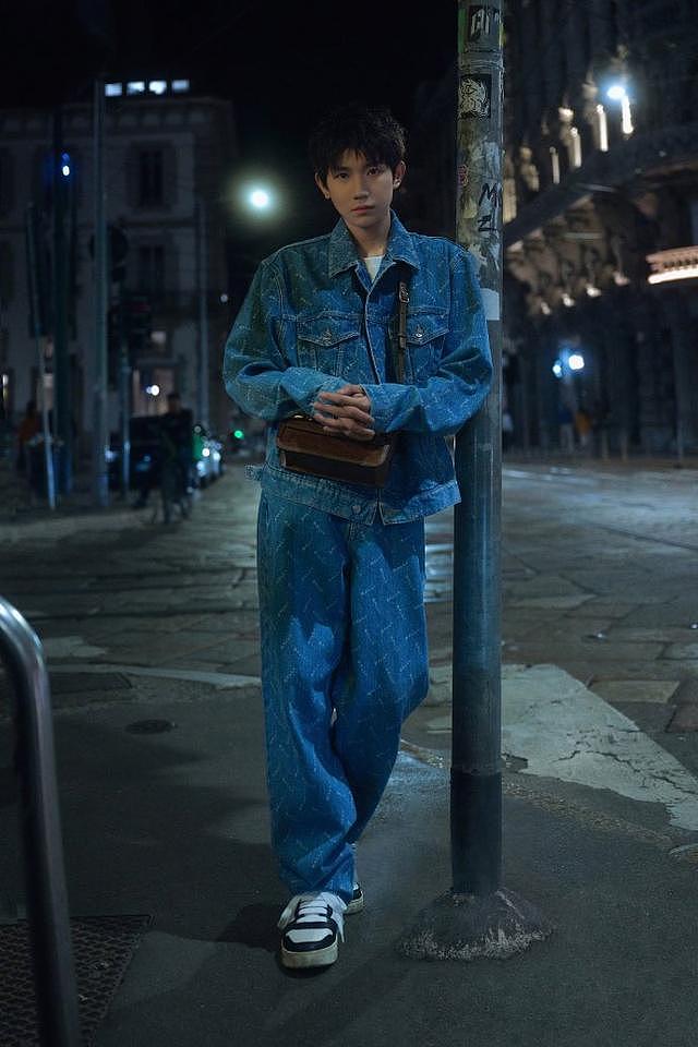 王源穿牛仔套装漫步夜色街头 少年感眼眸清澈治愈 - 2