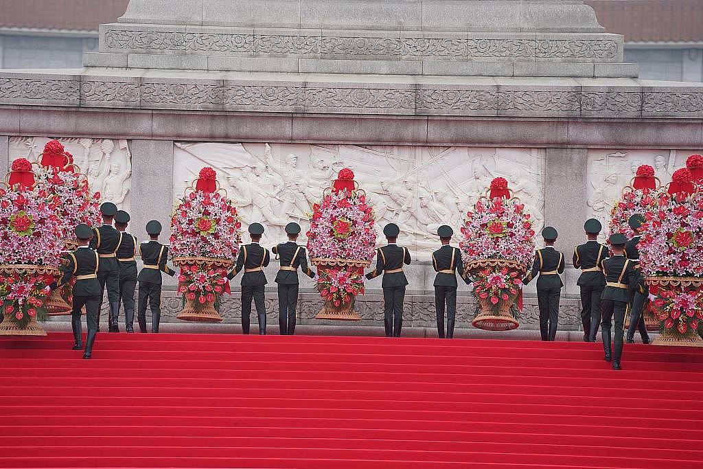 烈士纪念日向人民英雄敬献花篮仪式在北京天安门广场隆重举行 - 2