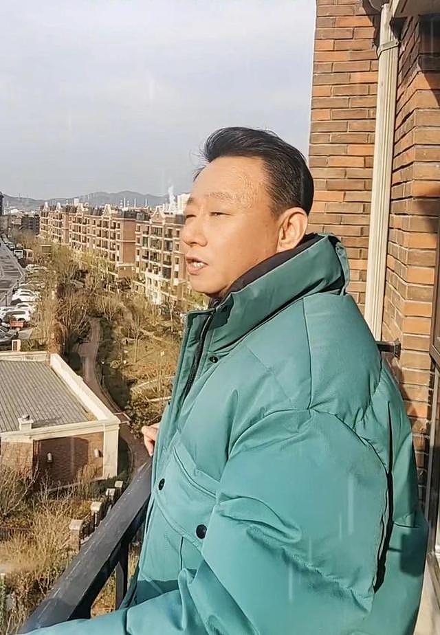 54 岁演员邵峰现身显失意，站露天阳台高歌，白发多发福难认 - 3